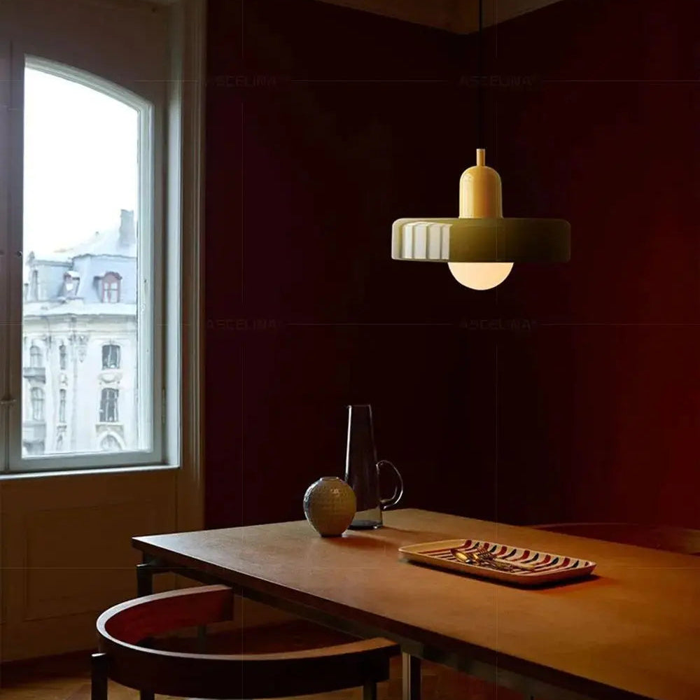 Candeeiro suspenso verde-floresta em metal lacado de estilo Bauhaus iluminando uma mesa de jantar minimalista da KURA Vibe
